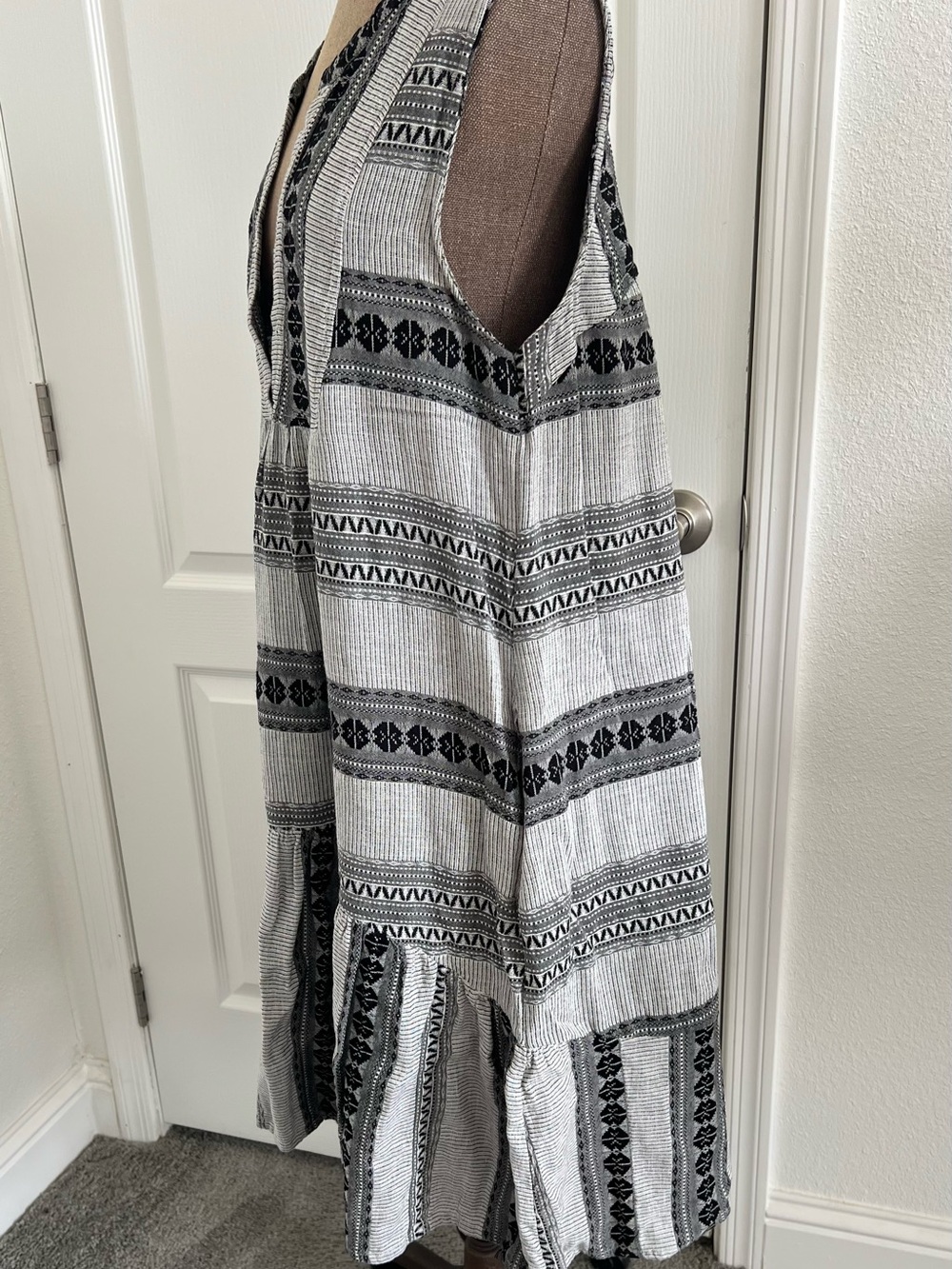 DYLAN-Sleeveless Black & White Patterned V-Neck Women’s Dress - Picture 5 of 8